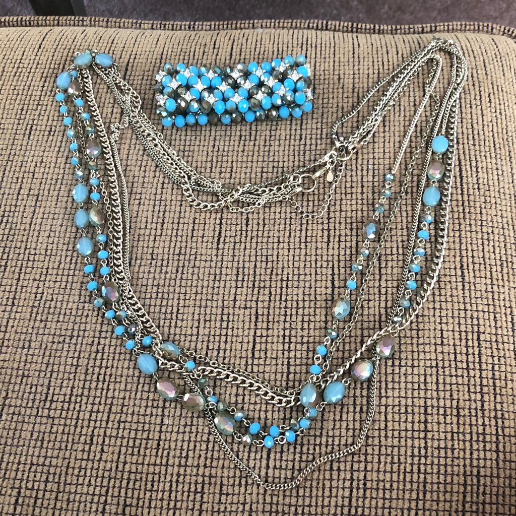 Chic Turquoise And Silver Necklace Set